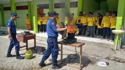 Relawan dari berbagai Barisan Pemadam Kebakaran (BPK) di bawah binaan Buser 690 Kabupaten Banjar, ikuti pelatihan relawan pemadam kebakaran (Damkar), Rabu (3/1/2024) di kawasan Desa Indrasari Kecamatan Martapura. (Foto: Kominfo Kabupaten Banjar/Katajari.com)