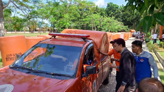 Badan Penanggulangan Bencana Daerah (BPBD) Kabupaten Banjar mulai mendistribusikan peminjaman dan  pemakaian sejumlah tandon air untuk beberapa posko dapur umum pelaksanaan haul ke 19 Guru Sekumpul (KH Muhammad Zaini bin Abdul Ghani), Rabu (10/1/2024). (Foto: Kominfo Kabupaten Banjar/Katajari.com)