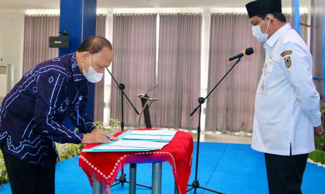 Direktur Utama PT Air Minum Intan Banjar (Perseroda), Syaiful Anwar (kiri). (Foto: Infopublik/Katajari.com)