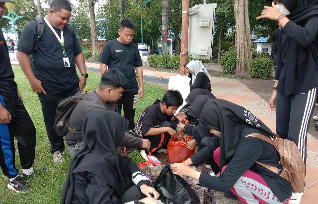 Aksi bersih-bersih bertemakan “New Year Eco-Friendly”, sekitar lingkungan Alun-Alun Ratu Zalecha Martapura, Senin (01/01/2024) pagi. (Foto: Kominfo Kabupaten Banjar/Katajari.com)