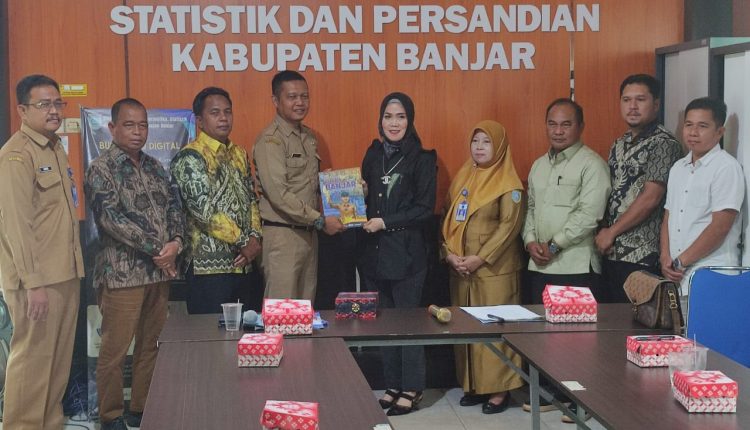 Komisi III DPRD Hulu Sungai Selatan (HSS) lakukan kaji tiru kerja sama media di Dinas Komunikasi Informatika Statistik dan Persandian (DKISP) Kabupaten Banjar, Senin (8/1/2024) pagi. (Foto: Kominfo Kabupaten Banjar/Katajari.com)