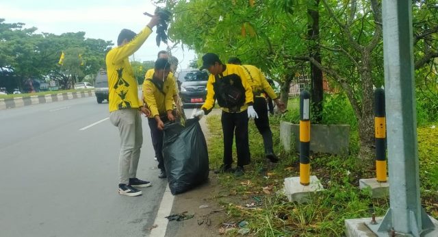 Satuan Kerja Perangkat Daerah (SKPD) lingkup Pemprov Kalimantan Selatan (Kalsel) bergotong royong membersihkan sampah di sepanjang jalan Ahmad Yani Km 4 Banjarmasin hingga Km 17 Gambut, Banjar Jumat (19/1/2024) pagi. (Foto: Adpim Setdaprov Kalsel/Katajari.com)