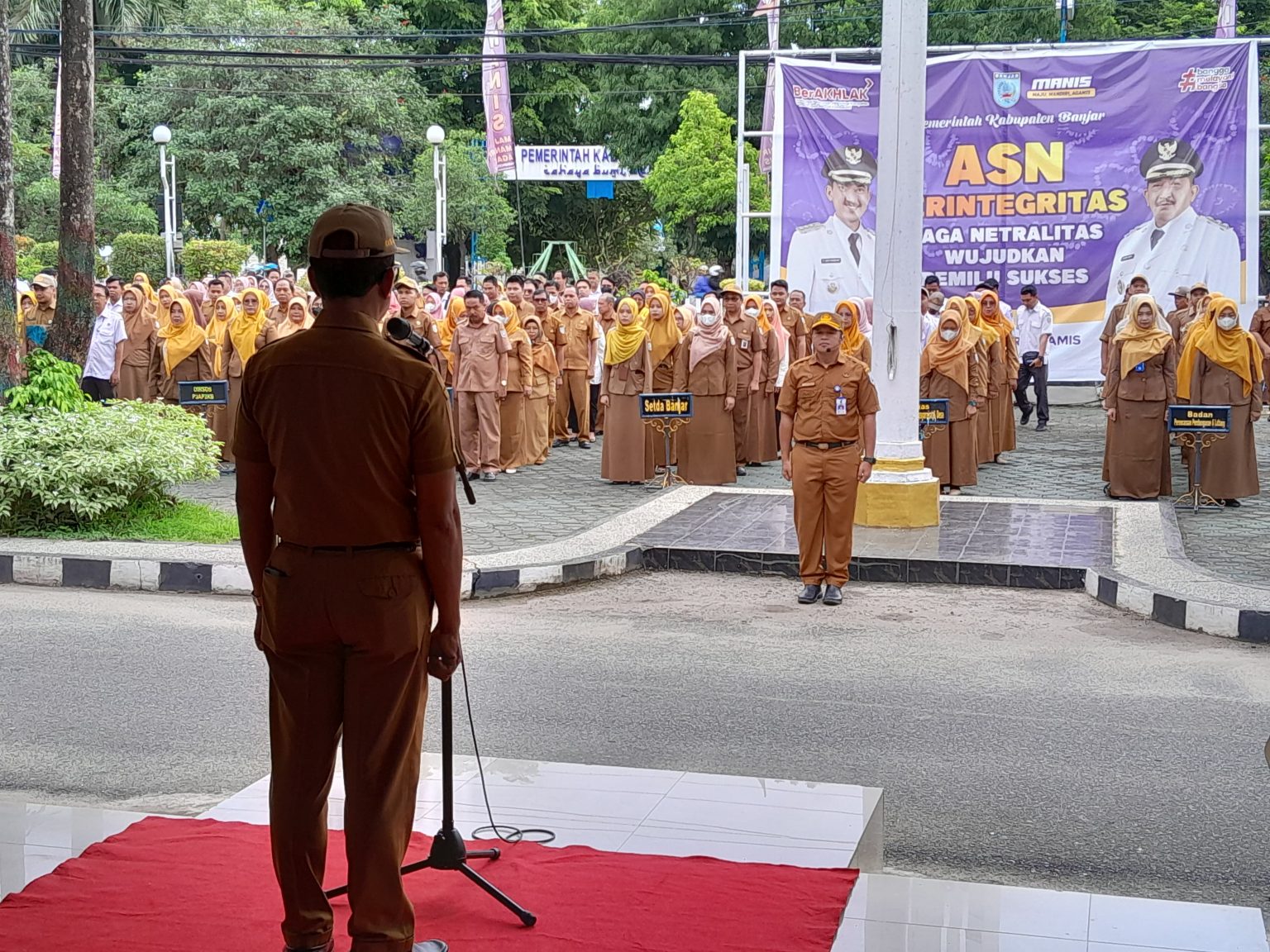 Syahrialludin saat menjadi pembina Apel Kerja Gabungan Lingkup Pemkab Banjar, Senin (22/01/2024) pagi di halaman Kantor Bupati Banjar, Martapura. (Foto: DKISP Kabupaten Banjar/Katajari.com)