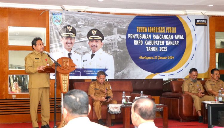 Sekda Banjar H Mokhamad Himan membuka Forum Konsultasi Publik rancangan awal RKPD Kabupaten Banjar tahun 2025, Selasa (23/1/2024). (Foto: DKISP Kabupaten Banjar/Katajari.com)