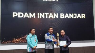 Wali Kota Banjarbaru Aditya Mufti Ariffin (tengah) menyerahkan Penghargaan Eco Office kepada Syaiful Anwar (kanan). (Foto: PT Air minum Intan Banjar/Katajari.com)