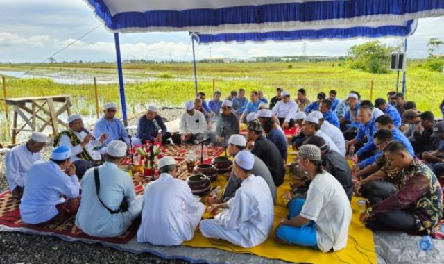 PT Air Minum Intan Banjar (Perseroda) menggelar syukuran bersama warga Tatah Belayung dan sekitarnya, atas beroperasinya Booster Mini Tatah Belayung Kecamatan Kertak Hanyar Kabupaten Banjar, Kamis (1/4/2024) pagi. (Foto: PT Air Minum Intan Banjar/Katajari.com)