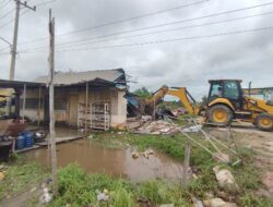 Brakk! Bangunan Liar di Landasan Ulin Tengah Dibongkar