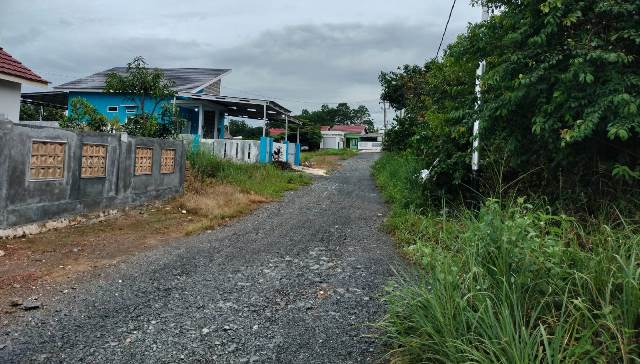 Permasalahan sengketa lahan yang ditengarai terjadi di kawasan jalan Komplek Bukit Cahaya Insan Kelurahan Sungai Ulin Kecamatan Banjarbaru Utara Kota Banjarbaru, ini luput dari pengaspalan oleh Dinas Pekerjaan Umum dan Penataan Ruang (PUPR) Kota Banjarbaru. (Foto: Katajari.com)