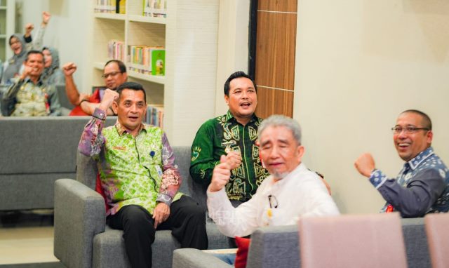 Wali Kota Banjarbaru HM Aditya Mufti Ariffin meresmikan Cafe Literasi di Dinas Arsip dan Perpustakaan Daerah Kota Kota Banjarbaru, Kamis (18/1/2024). (Foto: Media Center Kota Banjarbaru/Katajari.com)