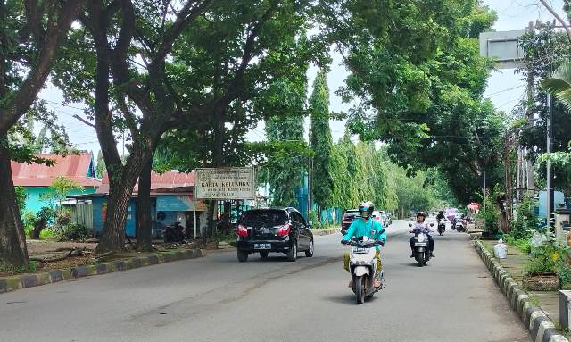 Infrastruktur Jalan Albasia Kelurahan Jawa Kecamatan Martapura Kabupaten Banjar semakin bertambah lebar dengan diratakannya median tengah jalan setempat. (Foto: Katajari.com)