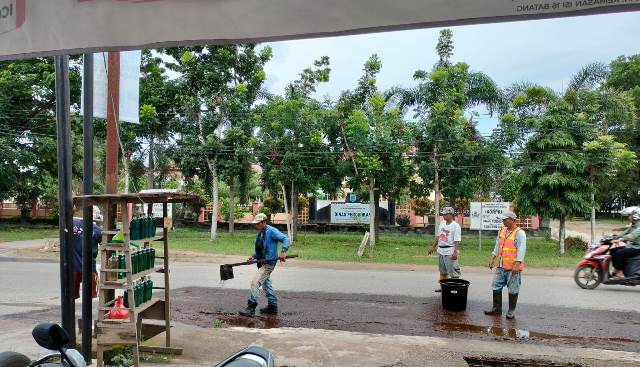 Perbaikan Jalan Sekumpul Ujung depan Dinas Pendidikan Kabupaten Banjar, Desa Bincau, Kecamatan Martapura, Senin (8/1/2024). (Foto: Katajari.com)