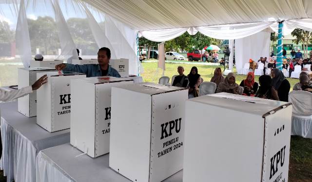 KPU Kabupaten Banjar melakukan simulasi pemungutan dan penghitungan suara Pemilu 2024, Rabu (31/1/2024) sekitar pukul 09.00 Wita di halaman Kantor Kecamatan Martapura. (Foto: Katajari.com)