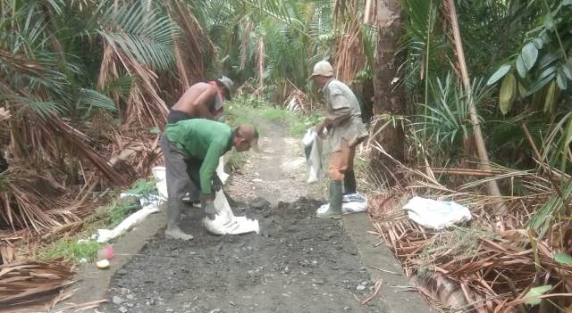 Kegiatan perbaikan dan pengurukan Jalan Usaha Tani di ujung sungai Desa Limamar RT 03, Kecamatan Astambul. (Foto: Pemdes Limamar/Katajari.com)