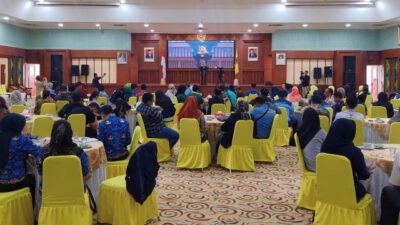 Plt. Asisten II Bidang Perekonomian dan Pembangunan Setda Provinsi Kalsel, Suparmi membuka Kick Off Pemagangan Dalam Negeri Tahun 2024 di Gedung Idham Chalid Banjarbaru, Rabu (17/1/2024) pagi. (Foto: Adpim Setdaprov Kalsel/Katajari.com)