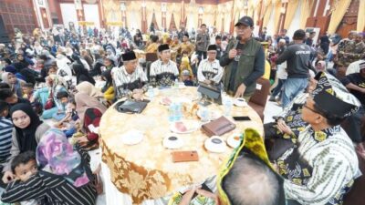 Ketua Umum Pengurus Pusat Kerukunan Bubuhan Banjar (PP-KBB) Sa-dunia, H Sahbirin Noor atau Paman Birin menyambut kunjungan rombongan Pengurus Wilayah KBB Kalimantan Tengah (Kalteng) di Mahligai Pancasila, Sabtu (20/02/2024) malam. (Foto: Adpim Setdaprov Kalsel/Katajari.com)