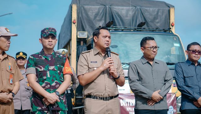 Wali Kota Banjarbaru HM Aditya Mufti Arifin sampaikan sambutan pelepasan keberangkatan truk pengiriman distribusi logistik Pemilu 2024, Senin (12/2/2024). (Foto: Media center Kota Banjarbaru/Katajari.com)