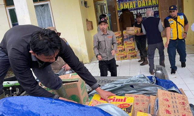 Tim Reaksi Cepat (TRC) Batingsor BPBD, Selasa (30/1/2024) sampaikan bantuan logistik di lokasi bencana banjir di Kecamatan Paramasan. (Foto: DKISP Kabupaten Banjar/Katajari.com)