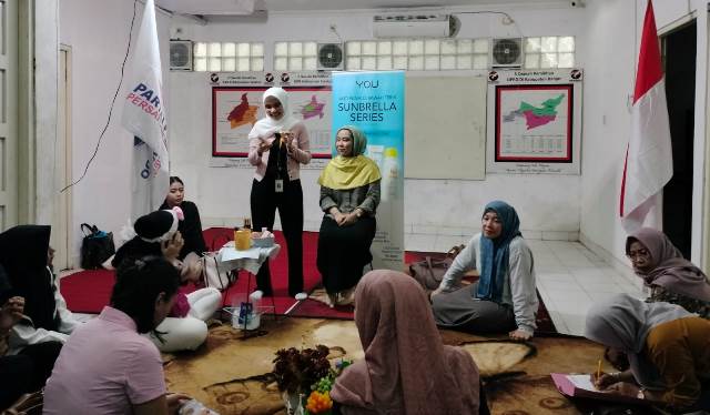 Pelatihan rias wajah kepada sekitar 60 orang perempuan di Kabupaten Banjar, Sabtu (3/2/2024) sore di kantor Partai Perindo Kabupaten Banjar di Martapura. (Foto: Katajari.com)