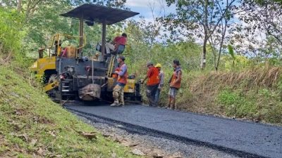 Jalan di Desa Gunung Batu Kecamatan Sambung Makmur Telah Dilakukan Pengaspalan