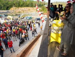 Gubernur Kalsel Membagikan Sepuluh Hadiah Umrah Kepada Peserta Kirab Merah Putih