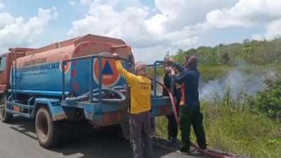 Tim Gabungan Berjibaku Padamkan Karhutla di Kecamatan Martapura Barat