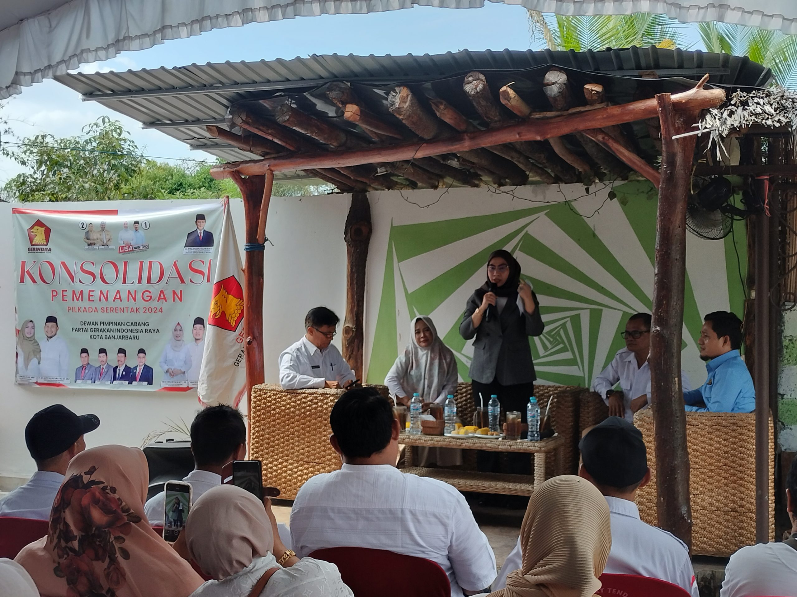 Calon wali kota Banjarbaru Hj Erna Lisa Halaby saat konsolidasi pemenangan bersama kader Gerindra Kota Banjarbaru, Rabu (24/9/2024). (Foto: katajari.com)