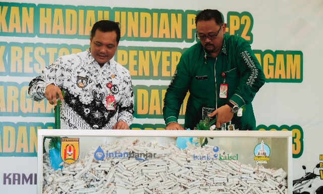 Pengambilan undian hadiah umrah oleh Wali Kota Banjarbaru Aditya Mufti Ariffin (kiri) dan Kepala BPPRD, Kemas Akhmad Rudi Indrajaya, Kamis (21/12/2023). (Foto: Destian/Katajari.com))