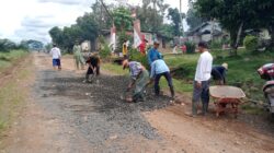 Desa Gunung Ulin Kecamatan Mataraman menggelar kembali program "Jumat Bersih" dengan gotong royong bersama melakukan perbaikan jalan, Sabtu (18/1/2025). (Foto: Pemdes Gunung Ulin)