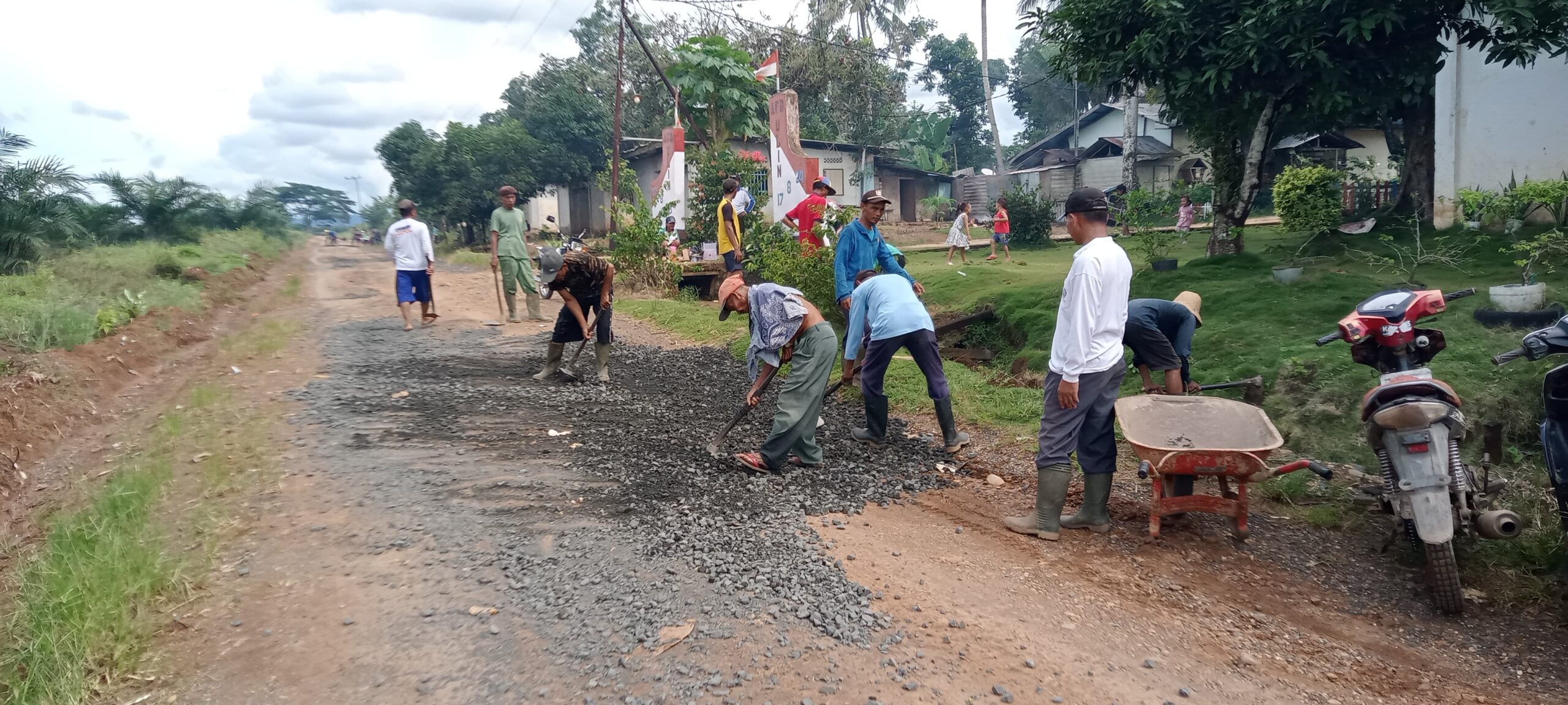 Desa Gunung Ulin Kecamatan Mataraman menggelar kembali program "Jumat Bersih" dengan gotong royong bersama melakukan perbaikan jalan, Sabtu (18/1/2025). (Foto: Pemdes Gunung Ulin)