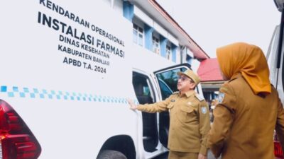 Wabup Banjar Menyerahkan Bantuan Dua Unit Mobil Operasional Kesehatan