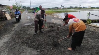 Pasca Banjir di Desa Melayu Ilir, Warga Perbaiki Jalan Rusak