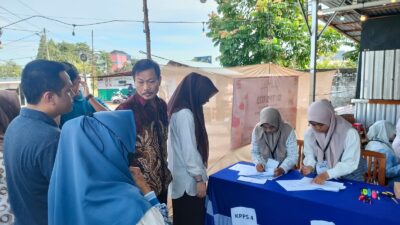 Lisa Halaby Didampingi Suami dan Anak Salurkan Hak Suara