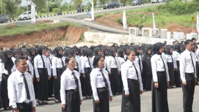 Wakil Bupati Kotabaru Menyerahkan 1102 SK CPNS dan PPPK Tahun 2025