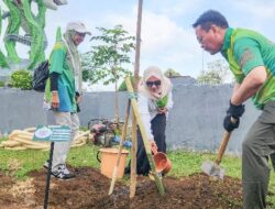 Pj Wali Kota Banjarbaru Tanam Pohon Menandai Rangkaian Munas VII APEKSI