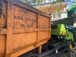 Truk Pengangkut Sampah Seruduk Kios Mariyati di Desa Sungai Sipai