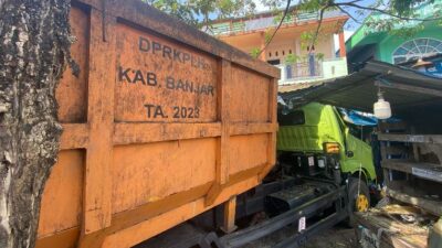 Truk Pengangkut Sampah Seruduk Kios Mariyati di Desa Sungai Sipai
