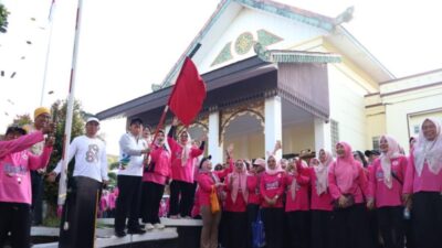 Fun Walk Hari Ikatan Bidan Indonesia di Halaman Kominfo Kalsel