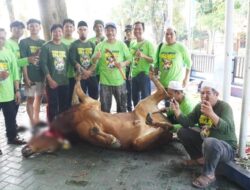 Jurnalis Banjar Berbagi Daging Kurban di Media Center