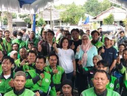 Lisa Halaby dan PAN Banjarbaru Berbagi Kebahagiaan Iduladha Dengan Komunitas Ojek Online