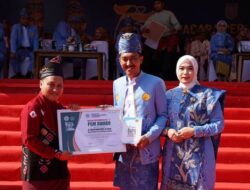 Bupati Banjar Menerima Penghargaan PGM Award Atas Kepedulian Pendidikan Agama