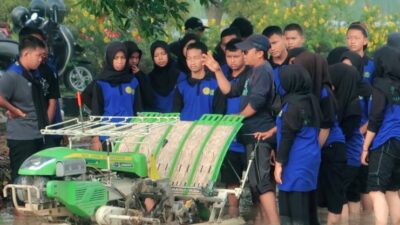 Kenalkan Pertanian Modern, Siswa SMK PP Negeri Kementan Belajar Alsintan Untuk Tanam Padi di Lahan Rawa
