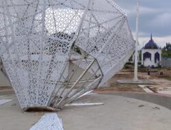 Icon Berlian di Kawasan Taman CBS Martapura Rusak Tertimpa Pohon