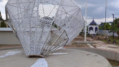 Icon Berlian di Kawasan Taman CBS Martapura Rusak Tertimpa Pohon