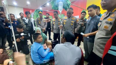 Wakapolda Kalimantan Selatan Meninjau Korban Terduga Keracunan Massal di Martapura