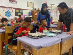 Muhammad Rofiqi Meninjau Distribusi MBG Dua Sekolah di Martapura