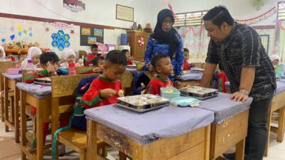 Muhammad Rofiqi Meninjau Distribusi MBG Dua Sekolah di Martapura