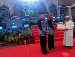 Lisa Halaby Menyerahkan Penghargaan Kepada 36 Pondok Pesantren