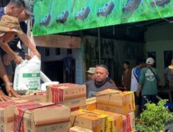 Irwan Bora Bagikan Bantuan untuk Korban Banjir di Martapura