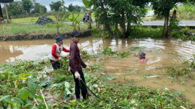Gunakan Peralatan Seadanya, Warga Desa Pekauman Dalam Bersihkan Sungai