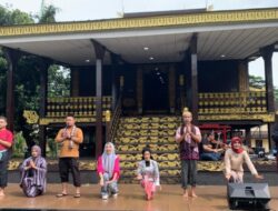 Musik Panting dan Gerak Khas Tari Japin di Anjungan Kalimantan Selatan TMII Jakarta